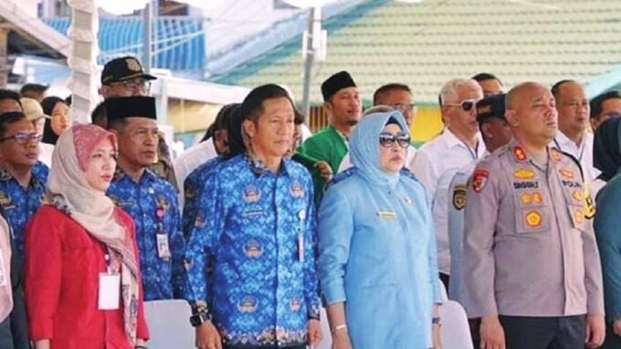 APRESIASI: Ketua DPRD Barito Utara, Ir Hj Mery Rukaini MIP (dua dari kanan) saat menghadiri Deklarasi Pemilu Damai di WFC Muara Teweh, belum lama ini.
