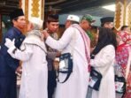 DPRD BATARA SAMBUTAN: Anggota DPRD Barito Utara, Patih Herman AB (paling kiri) sambut kepulangan jamaah haji Barito Utar, di halaman kantor bupati, Senin (23/6).