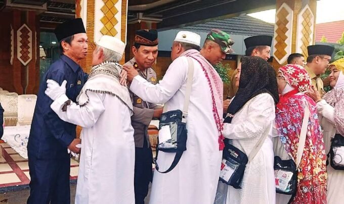 SAMBUTAN: Anggota DPRD Barito Utara, Patih Herman AB (paling kiri) sambut kepulangan jamaah haji Barito Utar, di halaman kantor bupati, Senin (23/6).