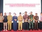 DPRD BATARA IKRAR: Ketua DPRD Barito Utara, Hj Mery Rukaini (enam dari kiri) menghadiri kegiatan ikrar netralitas kepala desa dan lurah, di Cafe Itah, Muara Teweh, Senin (23/6).
