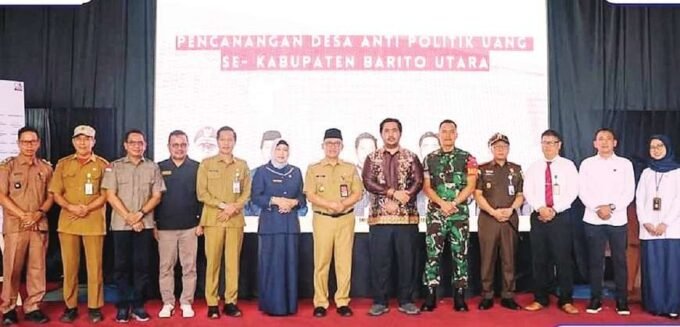IKRAR: Ketua DPRD Barito Utara, Hj Mery Rukaini (enam dari kiri) menghadiri kegiatan ikrar netralitas kepala desa dan lurah, di Cafe Itah, Muara Teweh, Senin (23/6).