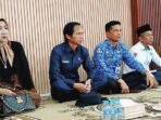 DPRD BATARA MENGHADIRI: Wakil Ketua Komisi III DPRD Barito Utara, Rujana Anggraini (paling kiri) dan anggota Komisi I DPRD Barito Utara Patih Herman AB (dua dari kiri) saat menghadiri ramah tamah, di Aula SMP Negri 1 Muara Teweh, Senin (2/6).
