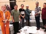 DPRD BATARA SERAHKAN DOKUMEN: Anggota DPRD Barito Utara mendampingi H Almiyani Balang menyerahkan dokumen sengketa lahan ke DPR RI, belum lama ini.
