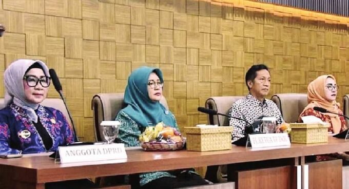 MENGHADIRI: Ketua Komisi I DPRD Barito Utara, Hj Nety Herawati (paling kiri) menghadiri evaluasi Kabupaten Layak Anak (KLA) di Aula Setda Lantai 1, Kamis (5/6).