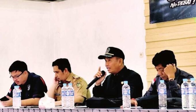 KUNJUNGAN: Anggota DPRD Barito Utara, Hasrat (dua dari kanan) saat menyampaikan sambutan di Kecamatan Lahei Barat, Selasa (10/6).