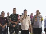 DPRD BATARA 8 PASAR MURAH: Ketua Komisi II DPRD Barito Utara, Taufi k Nurgraha (dua dari kiri) saat menghadiri kegiatan Pasar Murah Pemprov Kalteng, belum lama ini.