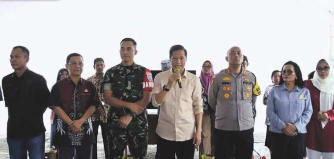 PASAR MURAH: Ketua Komisi II DPRD Barito Utara, Taufi k Nurgraha (dua dari kiri) saat menghadiri kegiatan Pasar Murah Pemprov Kalteng, belum lama ini.