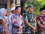 DPRD BATARA MENYAMBUT: Ketua DPRD Barito Utara, Ir Hj Mery Rukaini MIP (kiri) menyambut kedatangan Kapolda Kalteng di Halaman Polres setempat, Kamis (12/6).