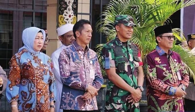 MENYAMBUT: Ketua DPRD Barito Utara, Ir Hj Mery Rukaini MIP (kiri) menyambut kedatangan Kapolda Kalteng di Halaman Polres setempat, Kamis (12/6).
