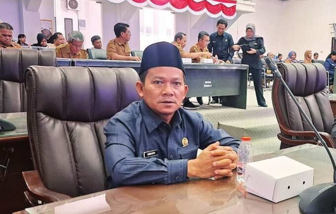 DPRD BATARA AKTIF: Anggota DPRD Barito Utara, Ardianto saat mengikuti Rapat Paripurna di DPRD setempat, belum lama ini.