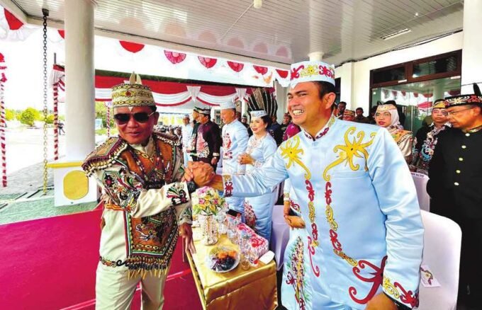 BERSALAMAN : Ketua DPRD Gunung Mas Binartha saat bersalaman dengan Gubernur Kalteng di halaman kantor bupati setempat usai apel HUT Gunung Mas, Sabtu (21/06).