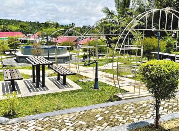 LAMPU PATAH: Tampak fasilitas umun di taman bundaran Kuala Kurun rusak