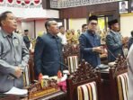 DPRD KALTENG MENGIKUTI SIDANG DEWAN: Ketua Komisi IV DPRD Kalteng Lohing Simon (kiri) menghadiri rapat paripurna penyampaian LHP Pemprov dari BPK Perwakilan Kalteng, di gedung dewan setempat, Senin (2/6).