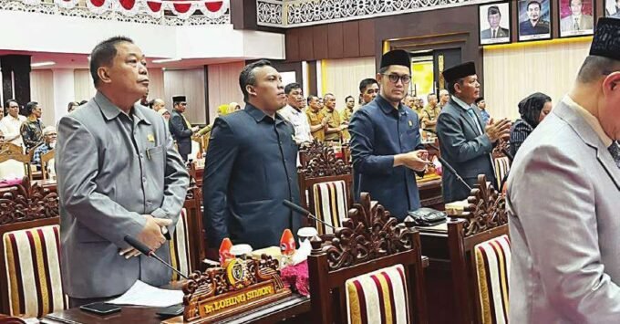 MENGIKUTI SIDANG DEWAN: Ketua Komisi IV DPRD Kalteng Lohing Simon (kiri) menghadiri rapat paripurna penyampaian LHP Pemprov dari BPK Perwakilan Kalteng, di gedung dewan setempat, Senin (2/6).