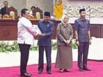 SERAH TERIMA: KETUA DPRD KALTENG ARTON S DOHONG MENERIMA NASKAH RPJMD 2025-2029 DARI WAKIL GUBERNUR KALTENG H EDY PRATOWO PADA RAPAT PARIPURNA KE-10 MASA PERSIDANGAN III DI RUANG RAPAT PARIPURNA, RABU (11/6).
