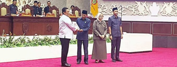 SERAH TERIMA: KETUA DPRD KALTENG ARTON S DOHONG MENERIMA NASKAH RPJMD 2025-2029 DARI WAKIL GUBERNUR KALTENG H EDY PRATOWO PADA RAPAT PARIPURNA KE-10 MASA PERSIDANGAN III DI RUANG RAPAT PARIPURNA, RABU (11/6).