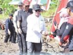 DPRD KAPUAS PERTANIAN: Bupati Kapuas H Muhammad Wiyatno dan anggota DPRD Kapuas Thosibae Limin menyapa petani saat penanaman perdana padi di lahan CSR Desa Sei Kayu, Sabtu (21/6).