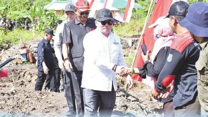 PERTANIAN: Bupati Kapuas H Muhammad Wiyatno dan anggota DPRD Kapuas Thosibae Limin menyapa petani saat penanaman perdana padi di lahan CSR Desa Sei Kayu, Sabtu (21/6).