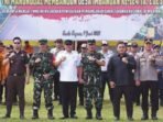 KOMPAK: Anggota DPRD Kabupaten Kapuas H Abdullah foto bersama saat penutupan TMMD di Desa Lamunti Permai, Rabu (4/6).Lamunti Permai, Rabu (4/6).