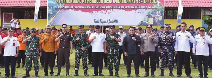 KOMPAK: Anggota DPRD Kabupaten Kapuas H Abdullah foto bersama saat penutupan TMMD di Desa Lamunti Permai, Rabu (4/6).Lamunti Permai, Rabu (4/6).