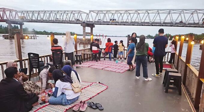 WISATA SUNGAI: Keberadaan kapal susur sungai menyajikan wisata air yang terjangkau di Kota Kuala Kapuas.