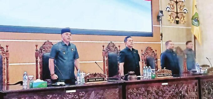PARIPURNA: DPRD Kabupaten Kapuas menggelar rapat paripurna. Kegiatan yang digelar di ruang Paripurna, Selasa (10/6) dipimpin Wakil Ketua I DPRD Kapuas Yohanes didampingi Wakil Ketua II Berinto.