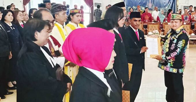 SELAMAT: Ketua DPRD Kapuas Ardiansyah turut menyerahkan SK pengangkatan kepala sekolah di Hall Rumah Jabatan Bupati Kapuas, Kamis (12/6).