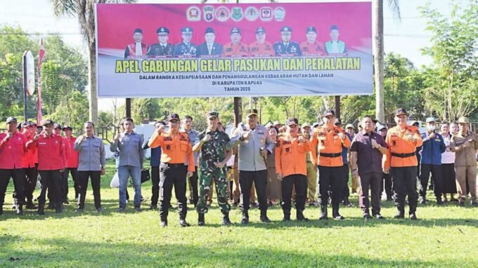 DPRD KAPUAS KOMPAK: Wakil Ketua I DPRD Kapuas Yohanes (dua dari kanan) foto bersama seusai apel gabungan gelar pasukan dan peralatan di Halaman Kantor Bupati Kapuas, Senin (16/6) pagi.