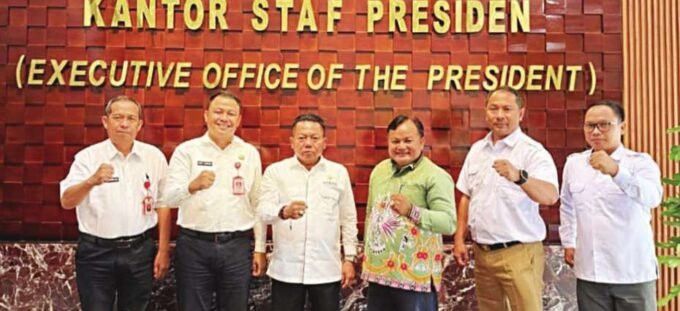 DPRD KAPUAS KOORDINASI: Ketua DPRD Kapuas Ardiansah mendampingi Bupati Kapuas H Muhammad Wiyatno dan jajaran foto bersama dengan Staf Presiden RI di Jakarta, Rabu (28/5).