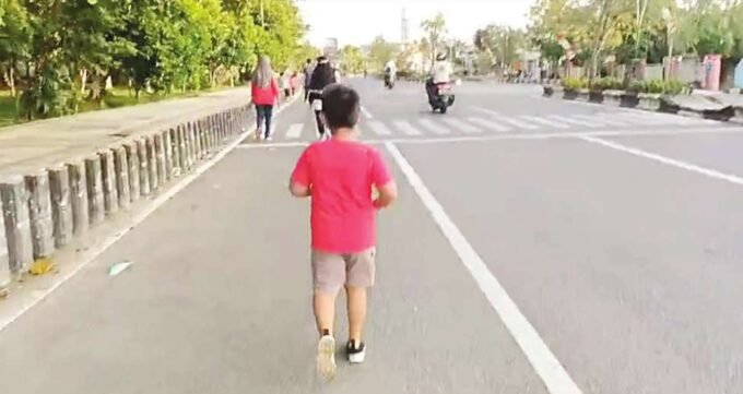 OLAHRAGA: Anggota DPRD Kapuas Thosibae Limin mengusulkan agar pemerintah daerah membuat jalur jogging di Kawasan Stadion Panunjung Tarung Kuala Kapuas ini.