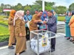 DPRD Kota Palangka CABUT UNDIAN: Ketua DPRD Kota Palangka Raya Subandi turut berpartisipasi memilah undian hadiah bagi warga taat pajak, di Kantor Wali Kota Palangka Raya, beberapa waktu lalu.