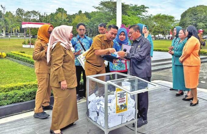 CABUT UNDIAN: Ketua DPRD Kota Palangka Raya Subandi turut berpartisipasi memilah undian hadiah bagi warga taat pajak, di Kantor Wali Kota Palangka Raya, beberapa waktu lalu.