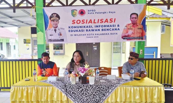 ARAHAN : Wakil Ketua II Komisi III DPRD Kota Palangka Raya, Sri Ani Rintuh hadir di tengah masyarakat, di Kantor Kelurahan Bukit Tunggal, beberapa waktu lalu.