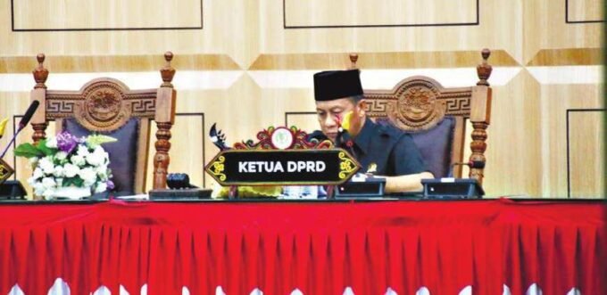 MEMIMPIN : Ketua DPRD Kota Palangka Raya, Subandi ketika sebagai pimpinan rapat dalam Rapat Paripurna, di Gedung DPRD Kota Palangka Raya, Jumat (20/6)