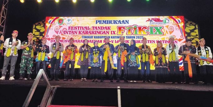 PEMBUKAAN: Bupati Katingan Saiful didampingi Wakil Bupati Katingan Firdaus, memukul katambung sebagai tanda dibukanya FTIK IX tingkat Kabupaten Katingan dan Musda V LPT-IK Katingan di lapangan Sport Center Kasongan, Kamis (26/6).