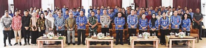 FOTO BERSAMA: Bupati Kapuas H Muhammad Wiyatno foto bersama seusai pembukaan Musrenbang dalam rangka penyusunan RPJMD Kabupaten Kapuas tahun 2025-2029.