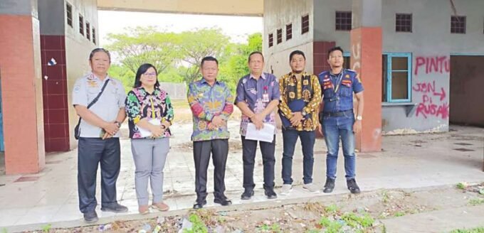 CEK LAPANGAN: Bupati Kapuas H Muhammad Wiyatno saat meninjau Terminal Banama Tingang, Kamis (19/6).