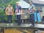 KAPUAS TURUN LAPANGAN: Bupati Kapuas H Muhammad Wiyatno saat melihat kondisi infrastruktur perairan di Desa Tamban Luar, pekan lalu.