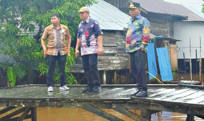 TURUN LAPANGAN: Bupati Kapuas H Muhammad Wiyatno saat melihat kondisi infrastruktur perairan di Desa Tamban Luar, pekan lalu.