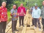 KAPUAS BLUSUKAN KE DAERAH TERPENCIL: Bupati Kapuas H Muhammad Wiyatno saat melihat secara langsung kondisi infrastruktur di wilayah Kecamatan Kapuas Hulu dan Mandau Talawang, Kamis (26/6)