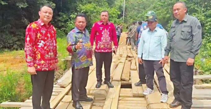 BLUSUKAN KE DAERAH TERPENCIL: Bupati Kapuas H Muhammad Wiyatno saat melihat secara langsung kondisi infrastruktur di wilayah Kecamatan Kapuas Hulu dan Mandau Talawang, Kamis (26/6)