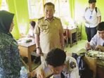 KAPUAS MBG: Bupati Kapuas H Muhammad Wiyatno saat meninjau peluncuran MBG di Kabupaten Kapuas, Selasa (10/6).