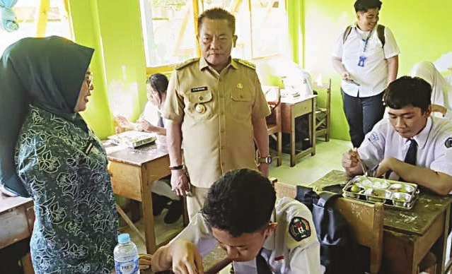 MBG: Bupati Kapuas H Muhammad Wiyatno saat meninjau peluncuran MBG di Kabupaten Kapuas, Selasa (10/6).