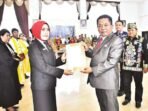 PENYERAHAN SK: Bupati Kapuas H Muhammad Wiyatno menyerahkan SK pengangkatan kepala sekolah secara simbolis saat pelantikan kepala sekolah di Hall Rumah Jabatan Bupati Kapuas, Kamis (12/6).