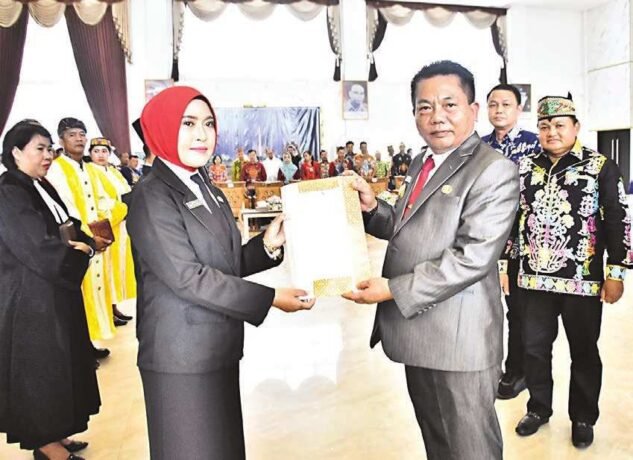 PENYERAHAN SK: Bupati Kapuas H Muhammad Wiyatno menyerahkan SK pengangkatan kepala sekolah secara simbolis saat pelantikan kepala sekolah di Hall Rumah Jabatan Bupati Kapuas, Kamis (12/6).