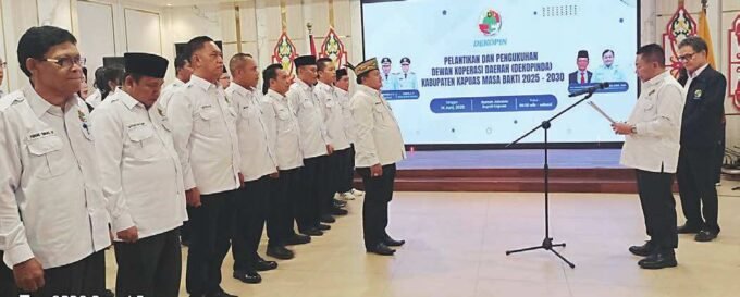 PENGUKUHAN: Bupati Kapuas H Muhammad Wiyatno mengukuhkan Pengurus Dekopinda Kabupaten Kapuas, Sabtu (14/6).