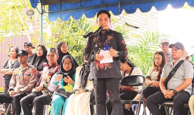 ACARA PUNCAK : Camat Kamipang, Ade Irwan, Mewakili Bupati Katingan Saiful, Saat Menghadiri Acara Puncak Pelaksabaab Tiwah Massal Di Desa Baun Bango, Kecamatan Kamipang, Kamis (19/6).
