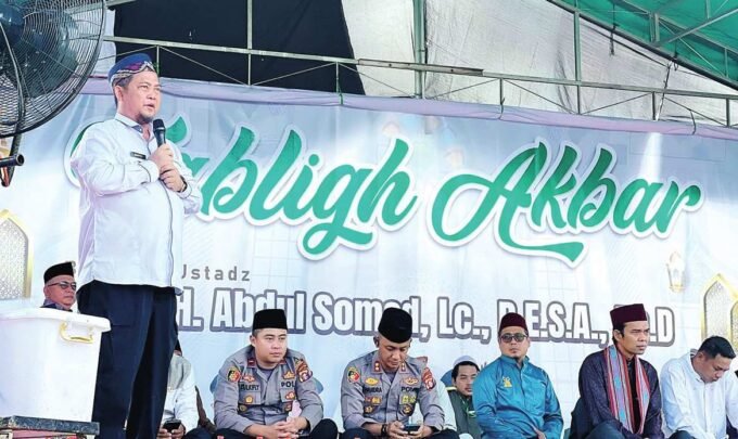 SAMBUTAN: Bupati Katingan Saiful, ketika menyampaikan sambutan di acara Tabligh Akbar bersama Ustadz Prof H Abdul Somad (UAS) di Lapangan Batu Munduk Kelurahan Tumbang Samba, Kecamatan Katingan Tengah, Sabtu (21/6).