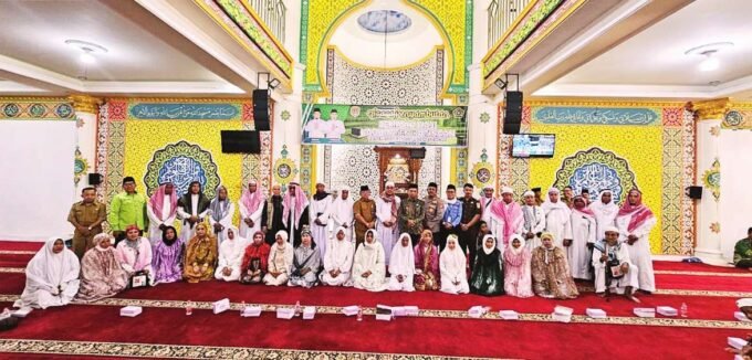 PENYAMBUTAN: Wakil Bupati Katingan Firdaus, ketika menyambut jemaah haji Kabupaten Katingan tahun 2025 di Masjid Baitul Yakin Kasongan, Senin (23/6).