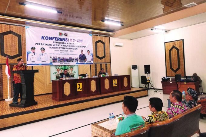 PEMBUKAAN: Bupati Katingan Saiful, ketika membuka kegiatan konferensi PWI Katingan ke VIII di aula Dinas PUPR Kabupaten Katingan, Kamis (19/6).